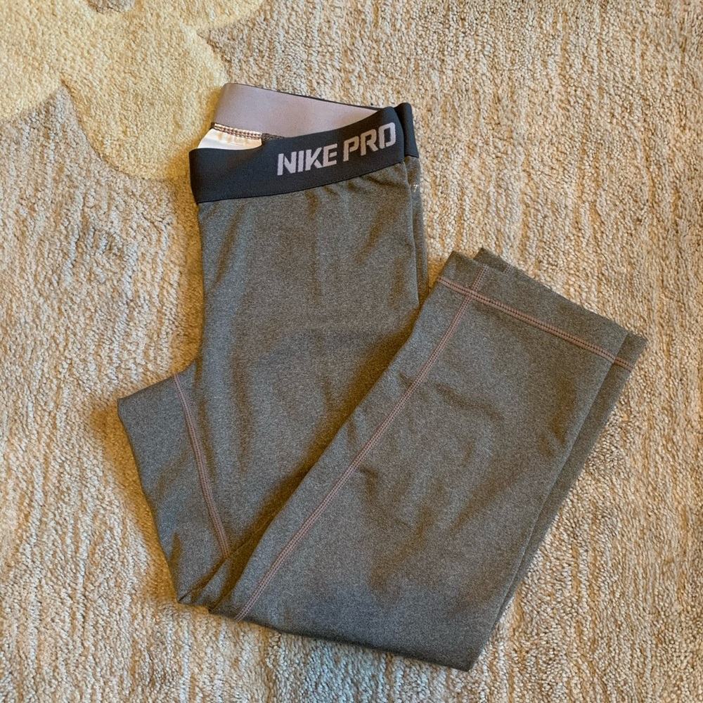 Grey Nike cropped leggings